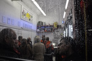 Feuer und Flamme trotz Regens: Die Freiwillige Feuerwehr in Köln-Dellbrück begrüßte griechische und deutsche Teilnehmer des Forums, darunter auch die Regierungsvertreter.