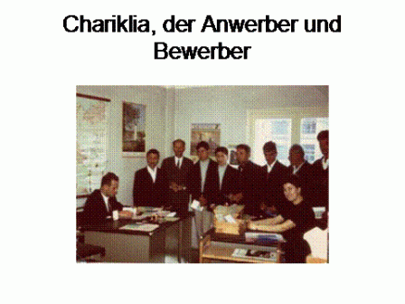 Foto vom Eckardt mit seiner Dolmetscherin, Frau Chariklia Tsapakadiou und Bewerbern beim Unterschreiben der Arbeitsverträge